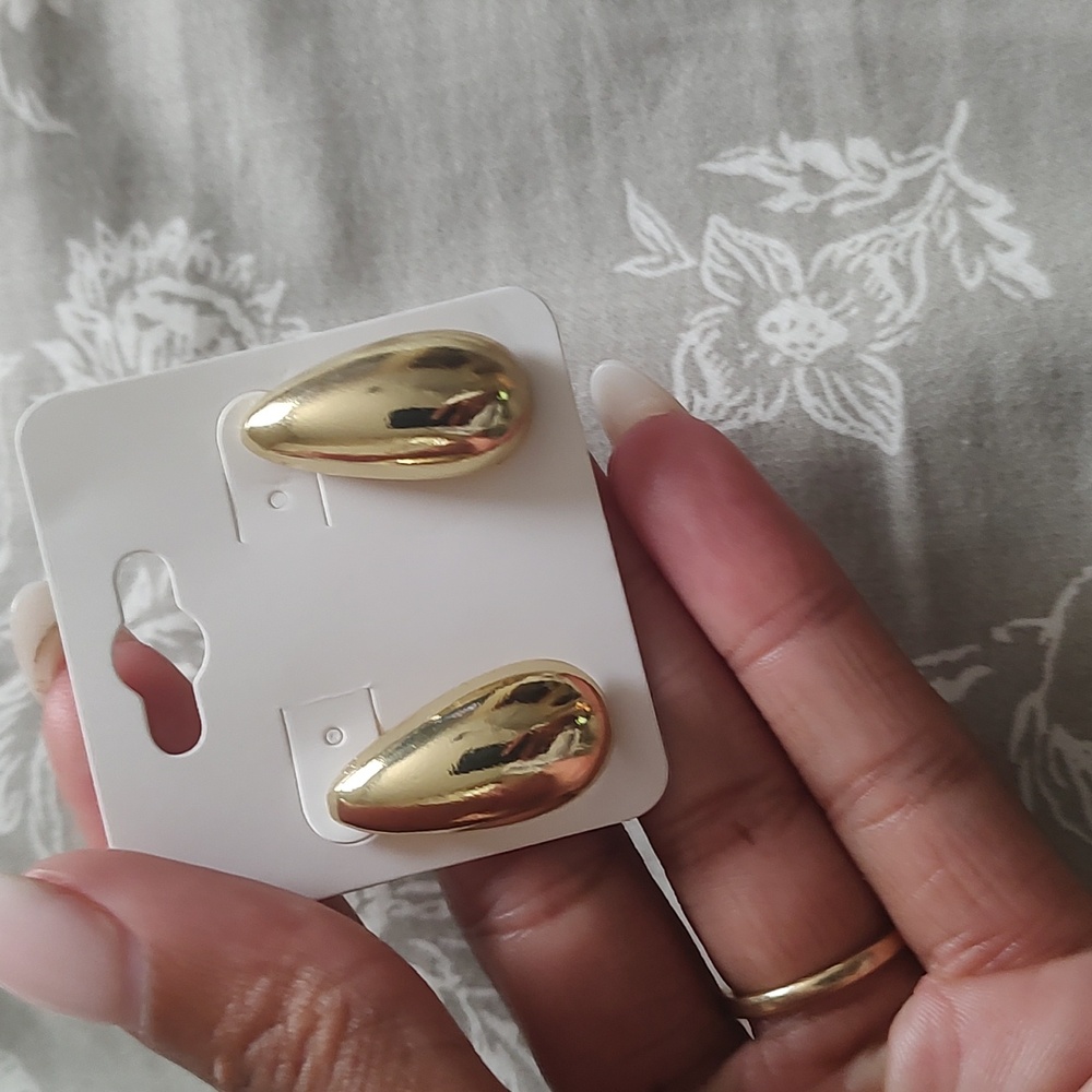 Gold teardrop earrings